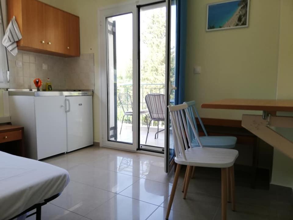 Komilion Palmos Rooms Екстериор снимка